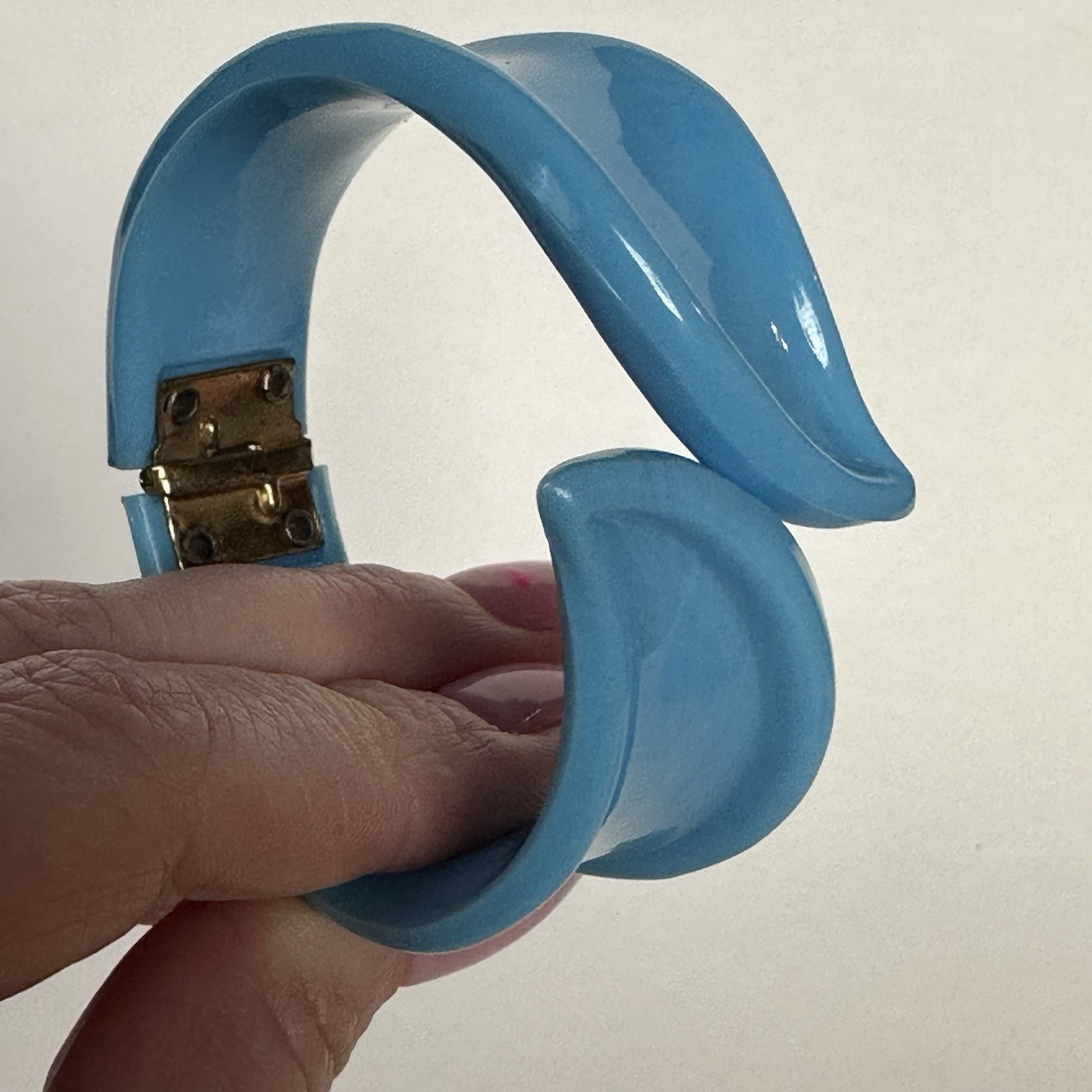 VTG Retro 60s 70s 80s Baby Blue Swirled Plastic Hinged Clamper Bracelet Bangle