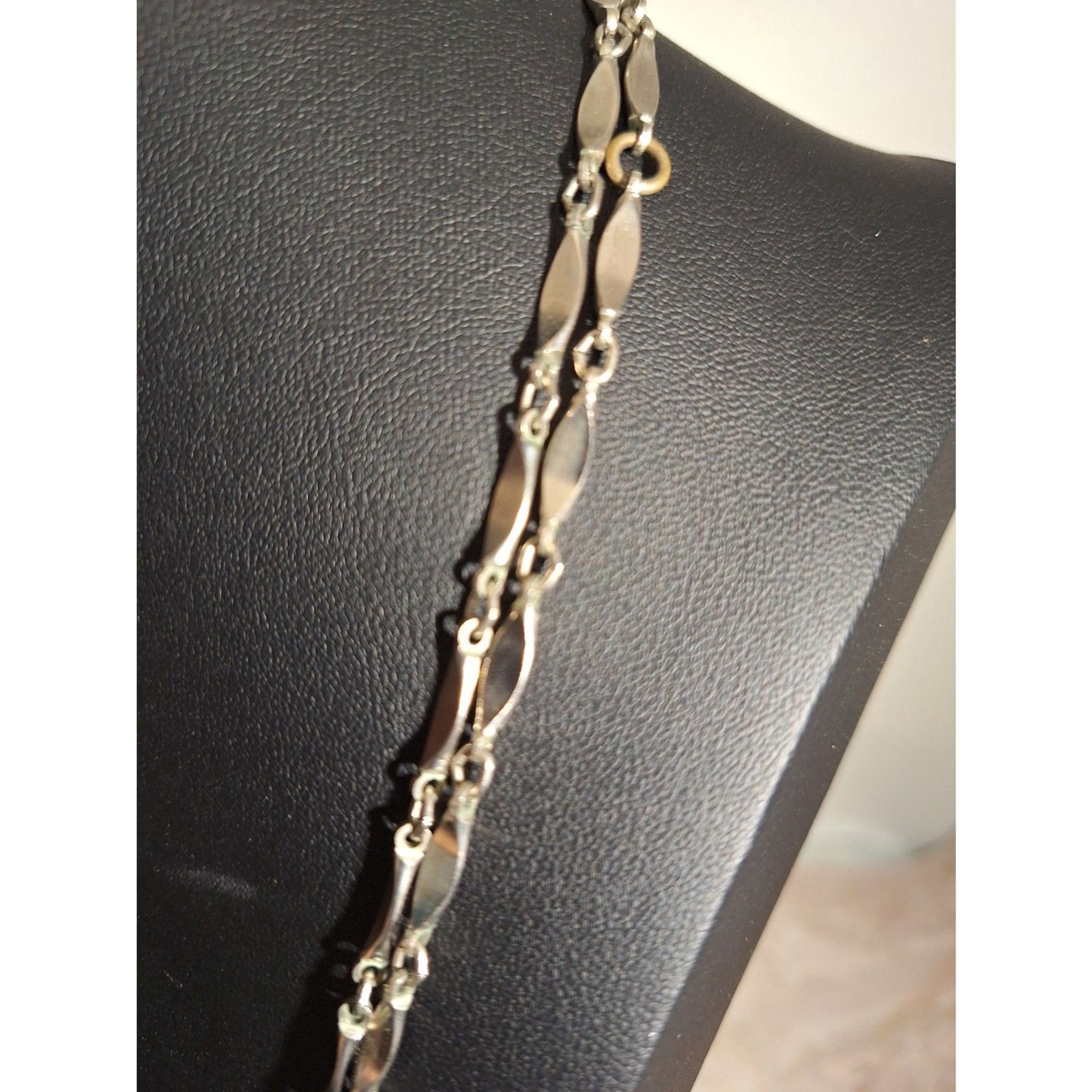 A Vintage Silver Tone Elongated Bar Link Necklace Elegant Minimalist Y2K