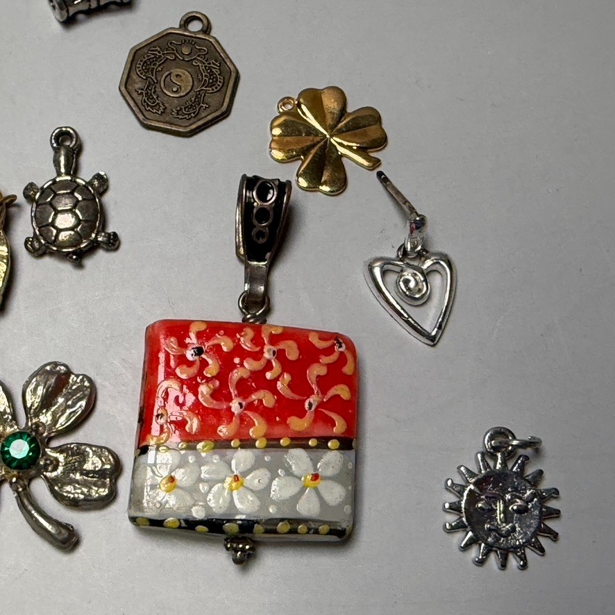 VINTAGE ESTATE JEWELRY LOT of 16 Pendants Charms Dangles