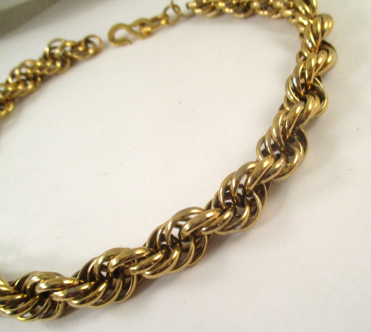 (4) Vintage GOLD TONE PLATED NECKLACES