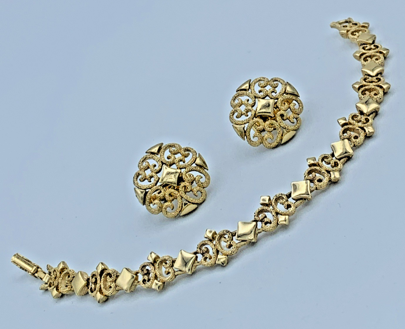 Avon 1971 Pretenders Gold Tone 7 inch Bracelet And Clip On Earrings B6-85