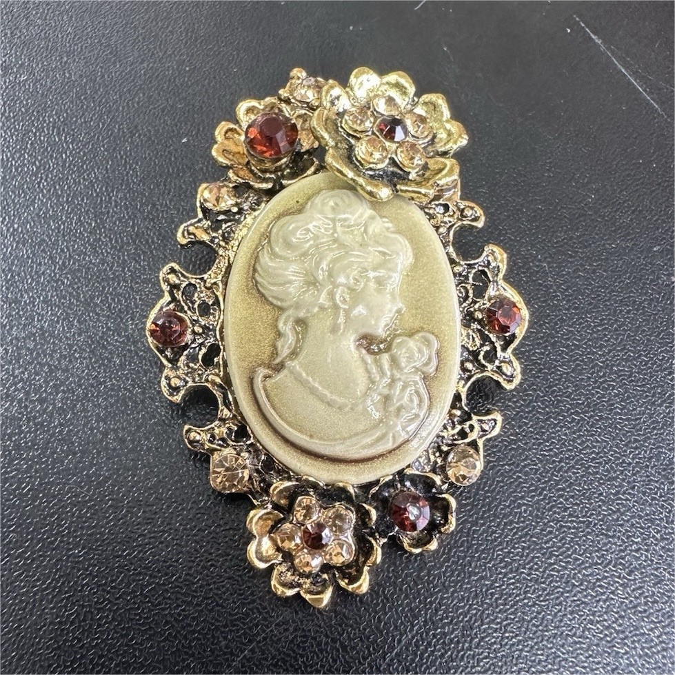 Vintage Cameo Brooch Floral Accents Gold Tone Oval Metal Resin