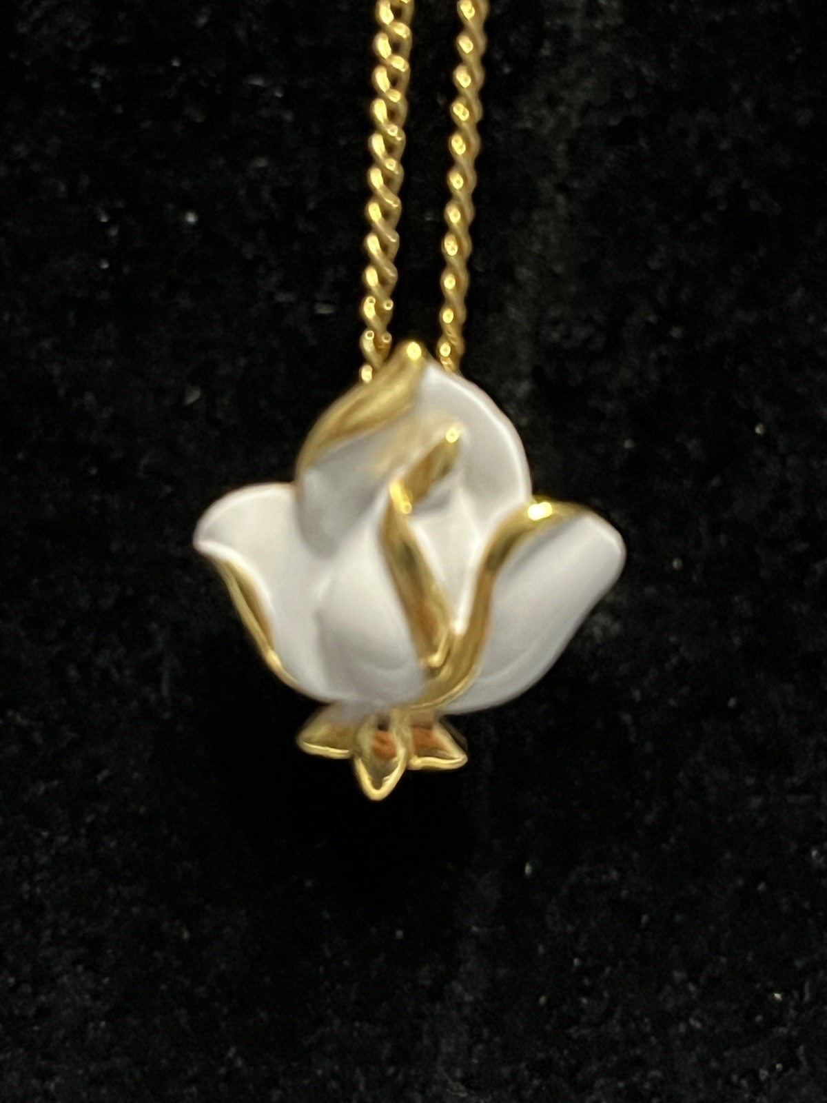 Gorgeous Trifari Vintage Gold Tone White Enamel Rose/Flower Pendant Necklace