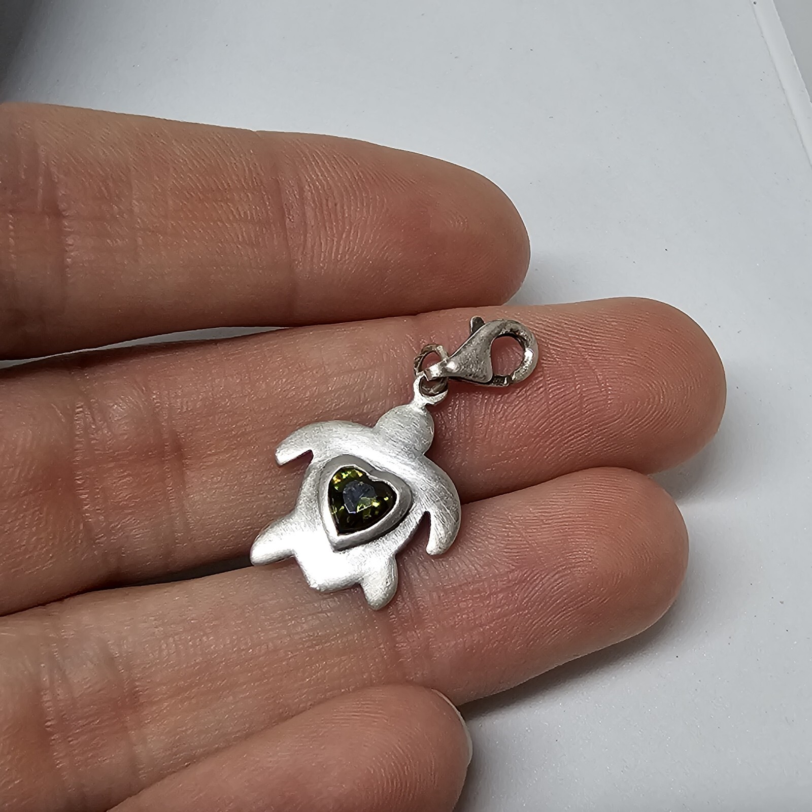 925 Sterling Silver – Peridot Gem Stone Heart Turtle Charm Pendant