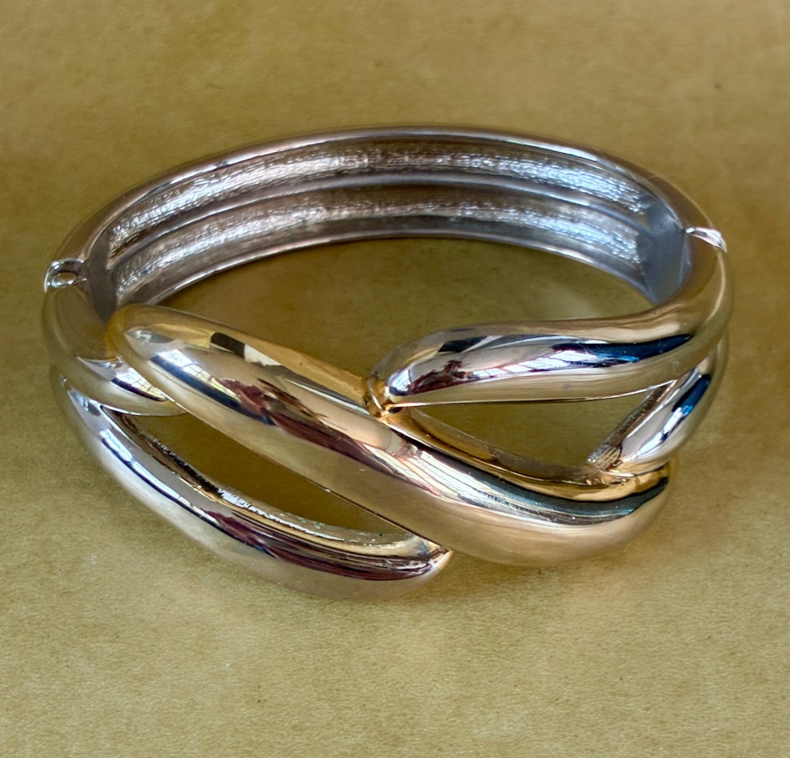 Vintage Modernist Gold & Silver Tone Hinged Bangle Bracelet Open Metal Swirl 8″