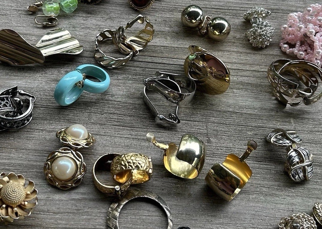 24 Pair Of Vintage Clip-on jewelry Earrings. Stylish 60s-80s Some Name Brands