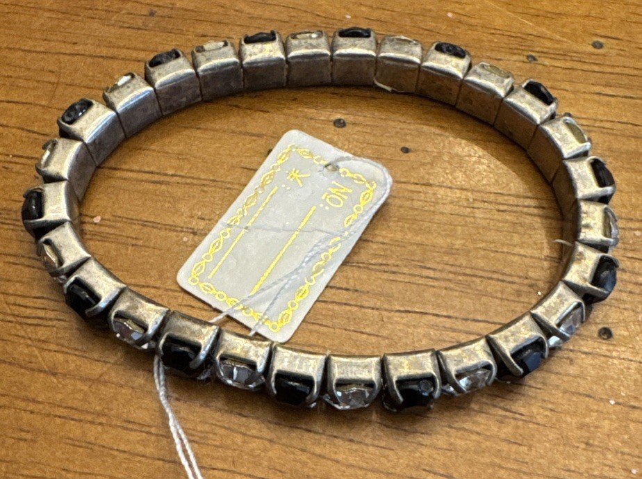 VINTG 28 Round Brilliant Stones Set In Stretch Band Tennis Bracelet Silver Tone