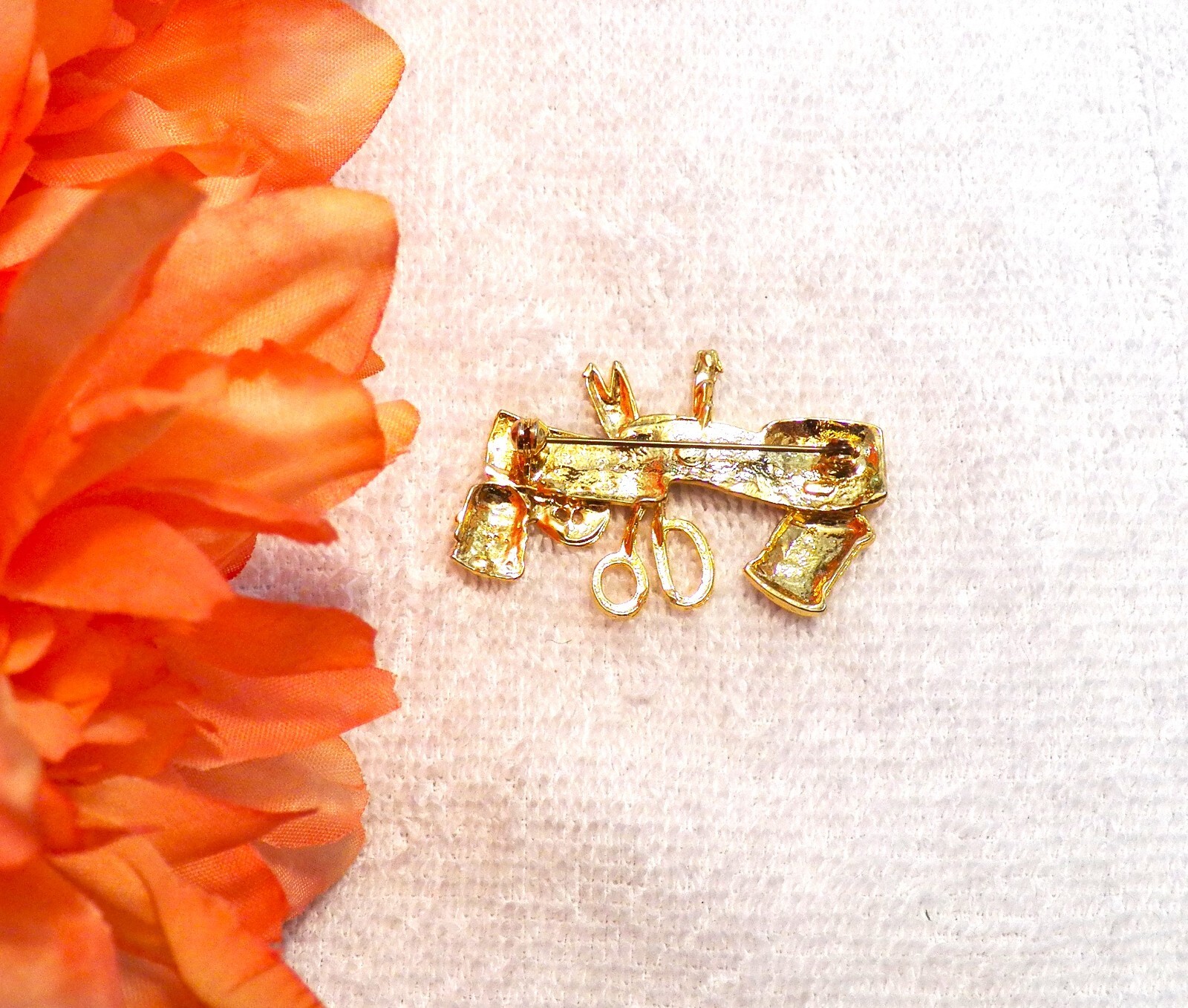CLASSIC BROOCH SCISSORS SEWING TAPE MEASURE MATERIAL THREAD BUTTON GOLD TONE DS1