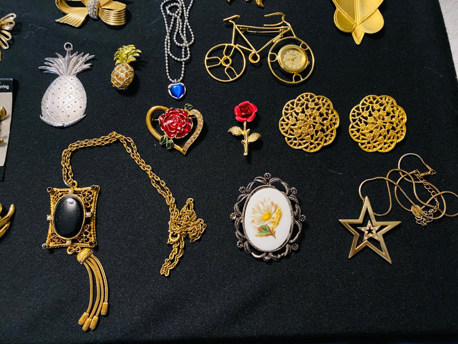 21 PIECE LOT OF VINTAGE JEWELRY, 1950’S-1980’S, WATCH, EARRINGS, PINS, NECKLACES