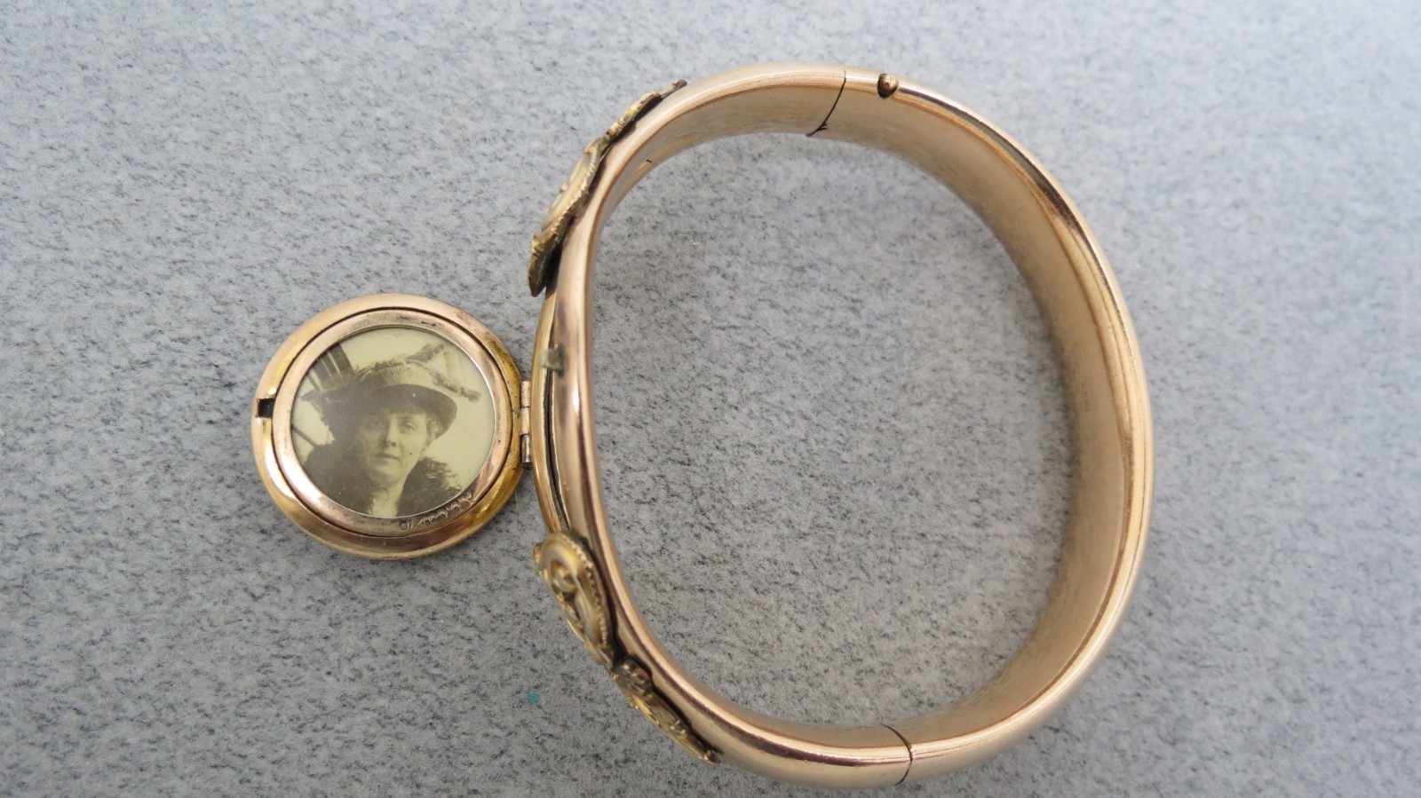 Victorian Gold Filled Bangle Bracelet 43 Grams AC Co Hinged 7.75″ Photo Locket