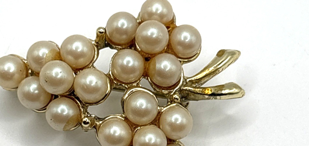Faux Pearl Bunch Of Grapes Brooch High Quality Gold Tone Setting Vintage Pin 1.5