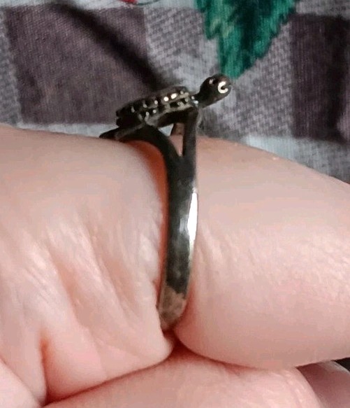 Vintage *Bent Band* Sterling Silver Onyx? Turtle Tarnished Ring Size 7.25