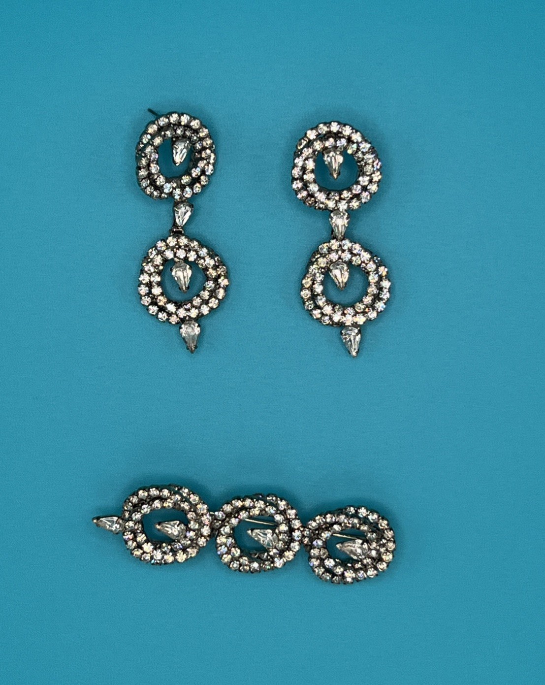 Beautiful Bright Vintage Glam Crystal Rhinestone Dangle Earrings And Brooch Set