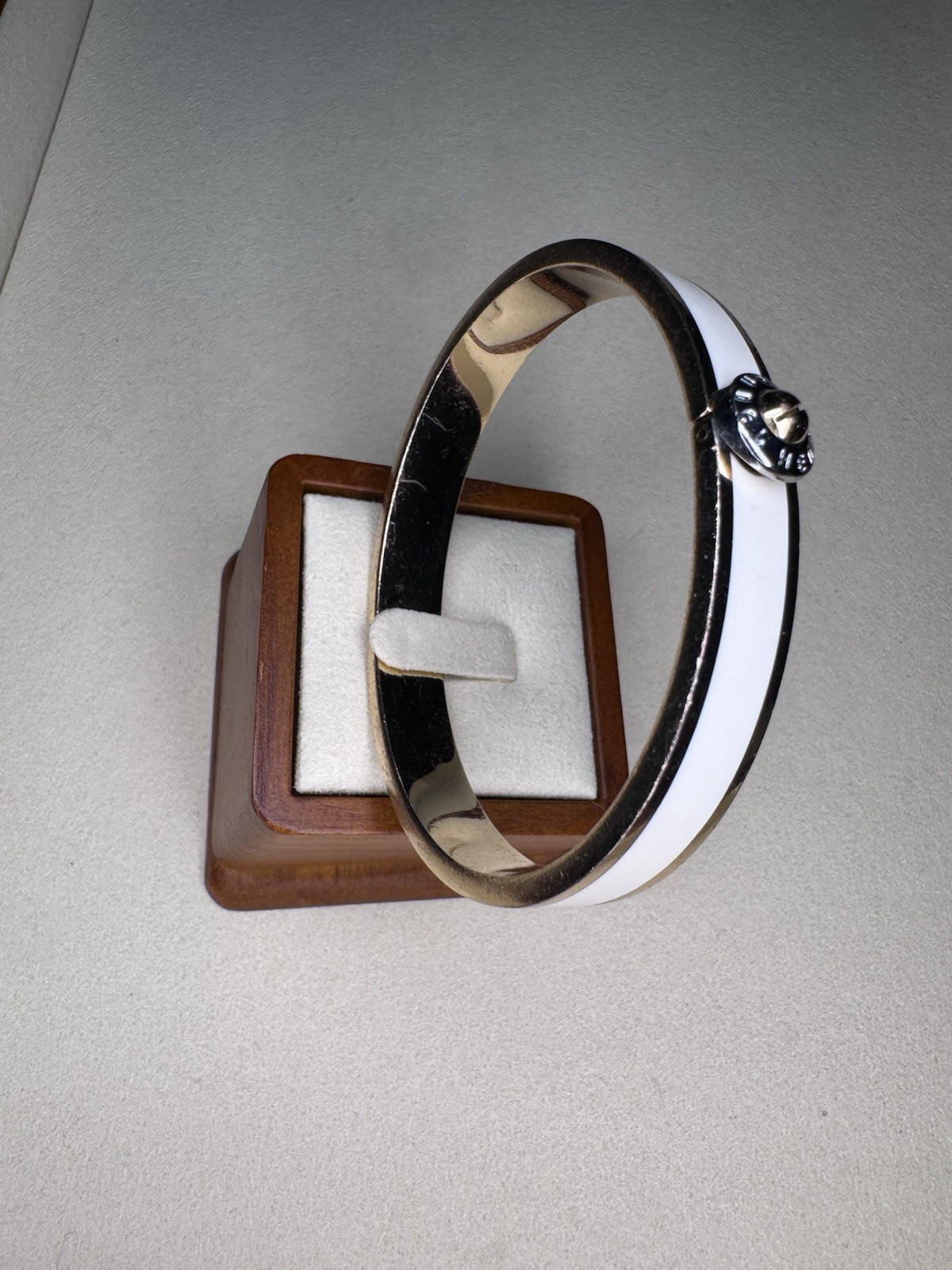 Henri Bendel White Enamel Screw Motif Bangle Bracelet Gold Tone Hinged Designer