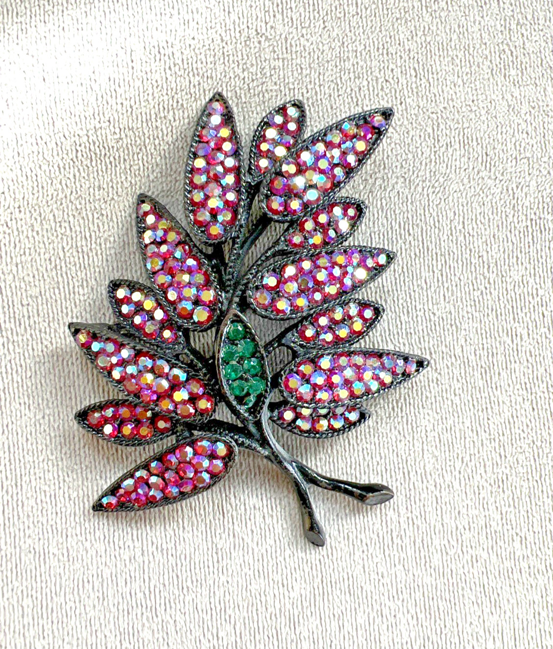 VINTAGE SIGNED WEISS RED PINK AURORA BOREALIS RHINESTONE LEAF BROOCH / JAPANNED