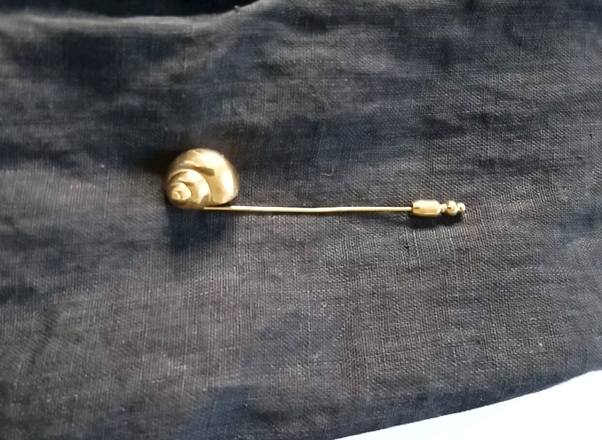 Vintage Crown Trifari Classic Figural Stick Pin, Sculptural Golden Sea Shell 3″