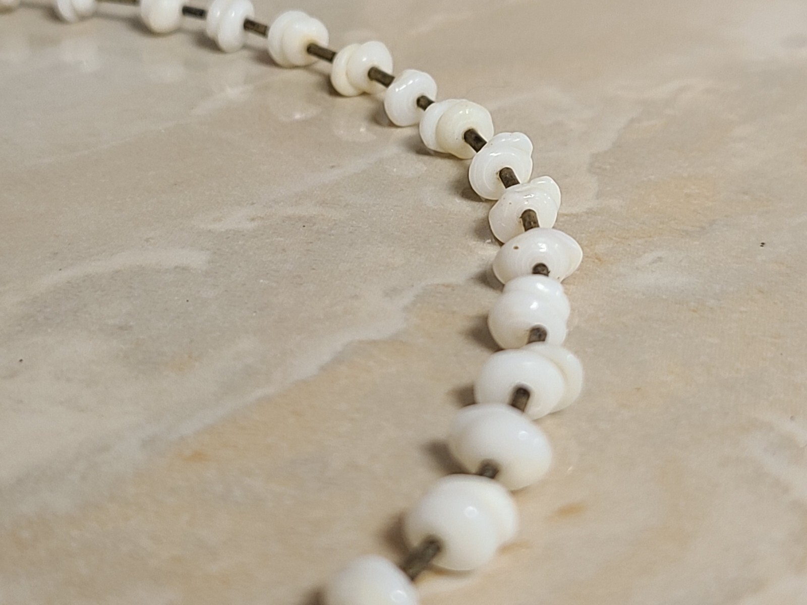VTG 70s HAWAIIAN WHITE BOHO PUKA SHELL SURFER BEACH BEADED NECKLACE B2