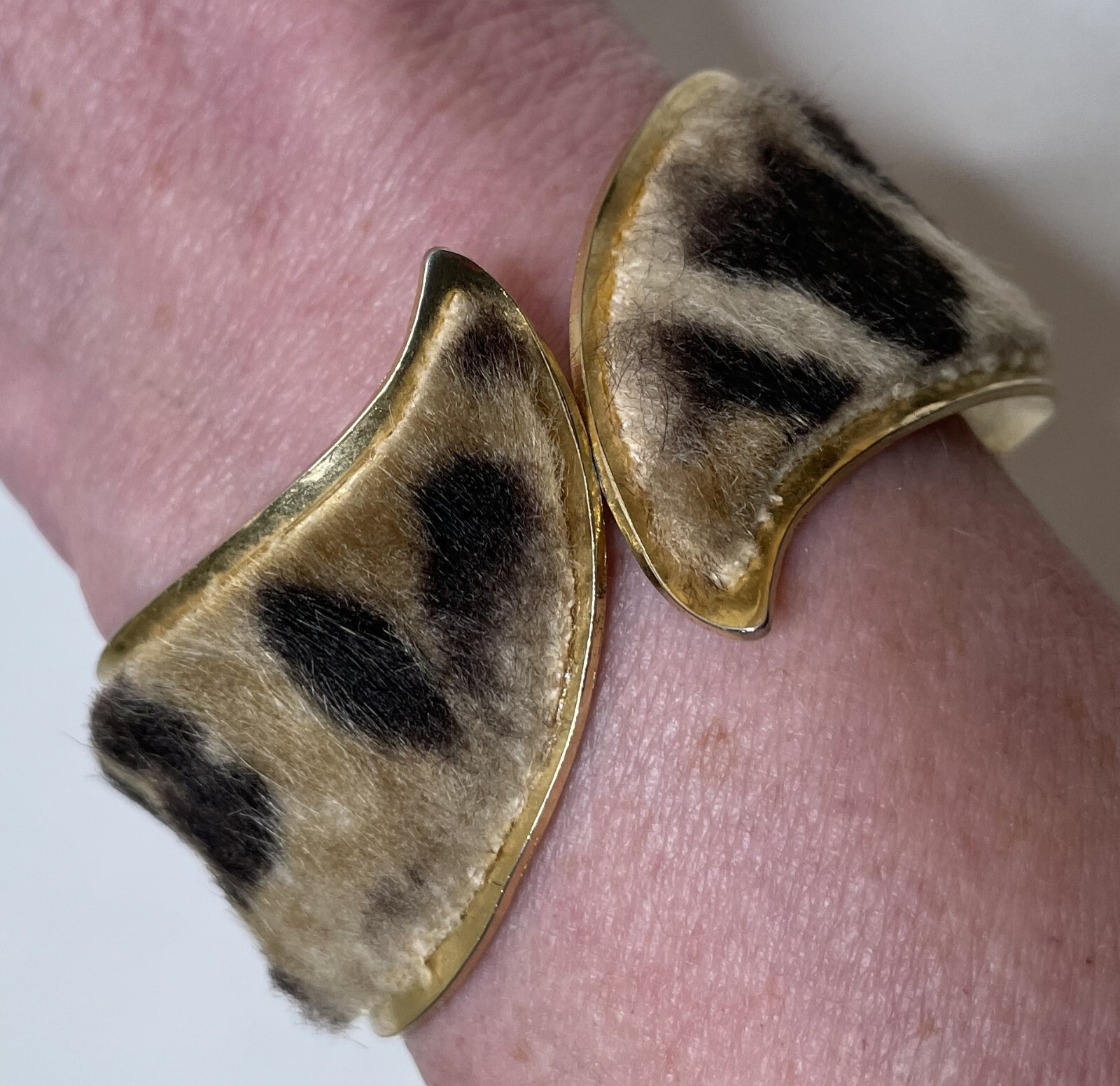 Vtg 60s Faux Fur Leopard Print Clamper Bracelet & Clip Earring Set Gold Tone