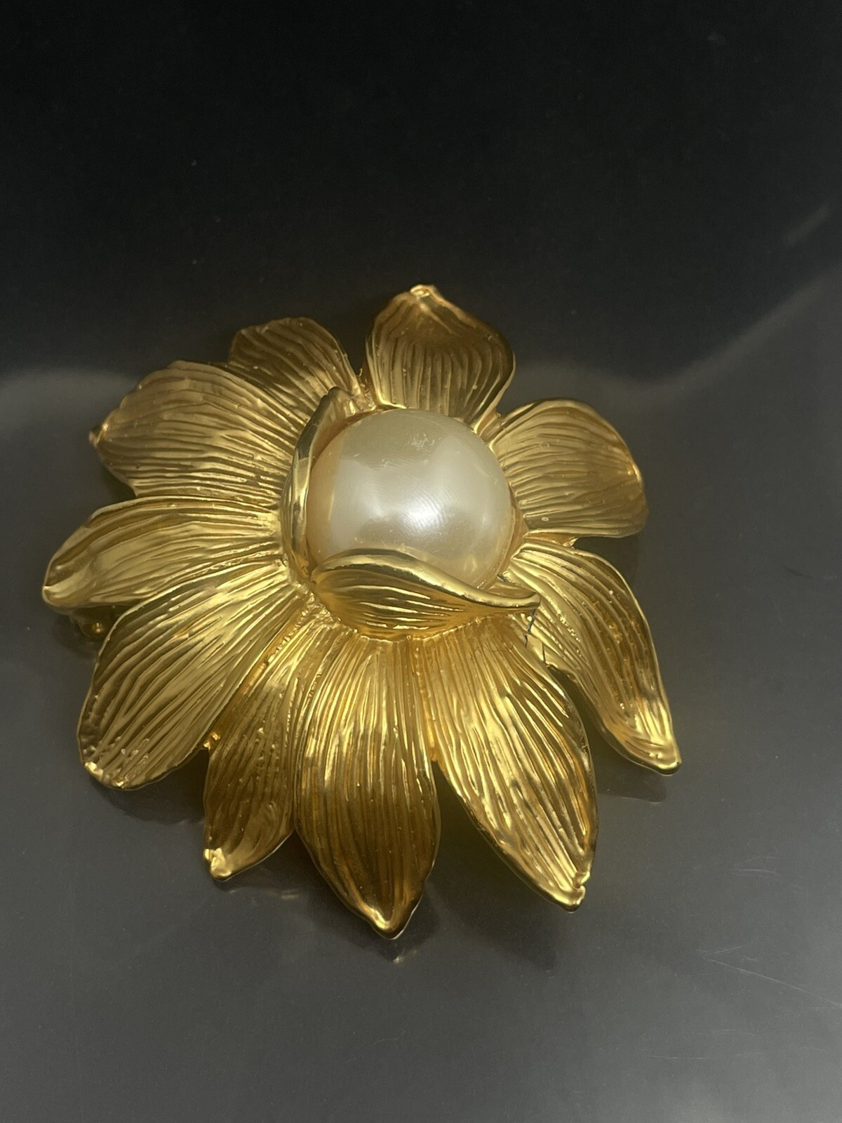 Vintage READ Dahlia Flower GoldTone Faux White Pearl Center 2.5” Pin Brooch