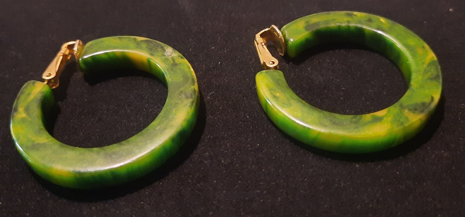 Vintage Marbled Green Bakelite Hoop Earrings 1 1/2“ across