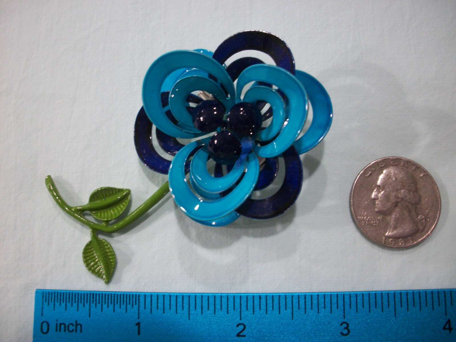 ViNTaGE MeTaL ENaMeL **TWO-TONE BLUE**LaYeReD/CuRLy OPeN FRaME FLoWeR PiN (READ)