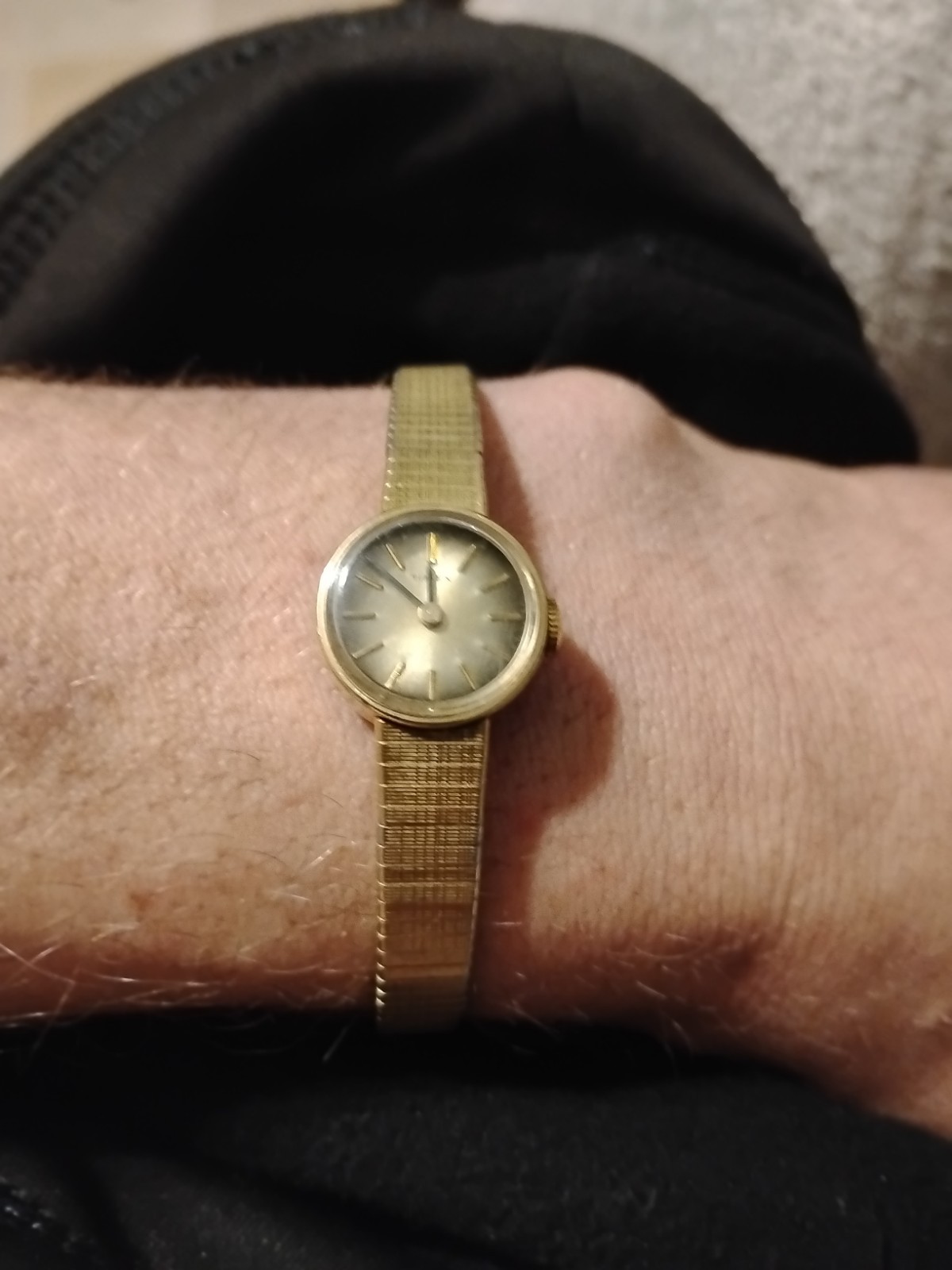 Vintage Womens Hand Wind Timex Watch 17mm X 7 3/4” in working order keeps time