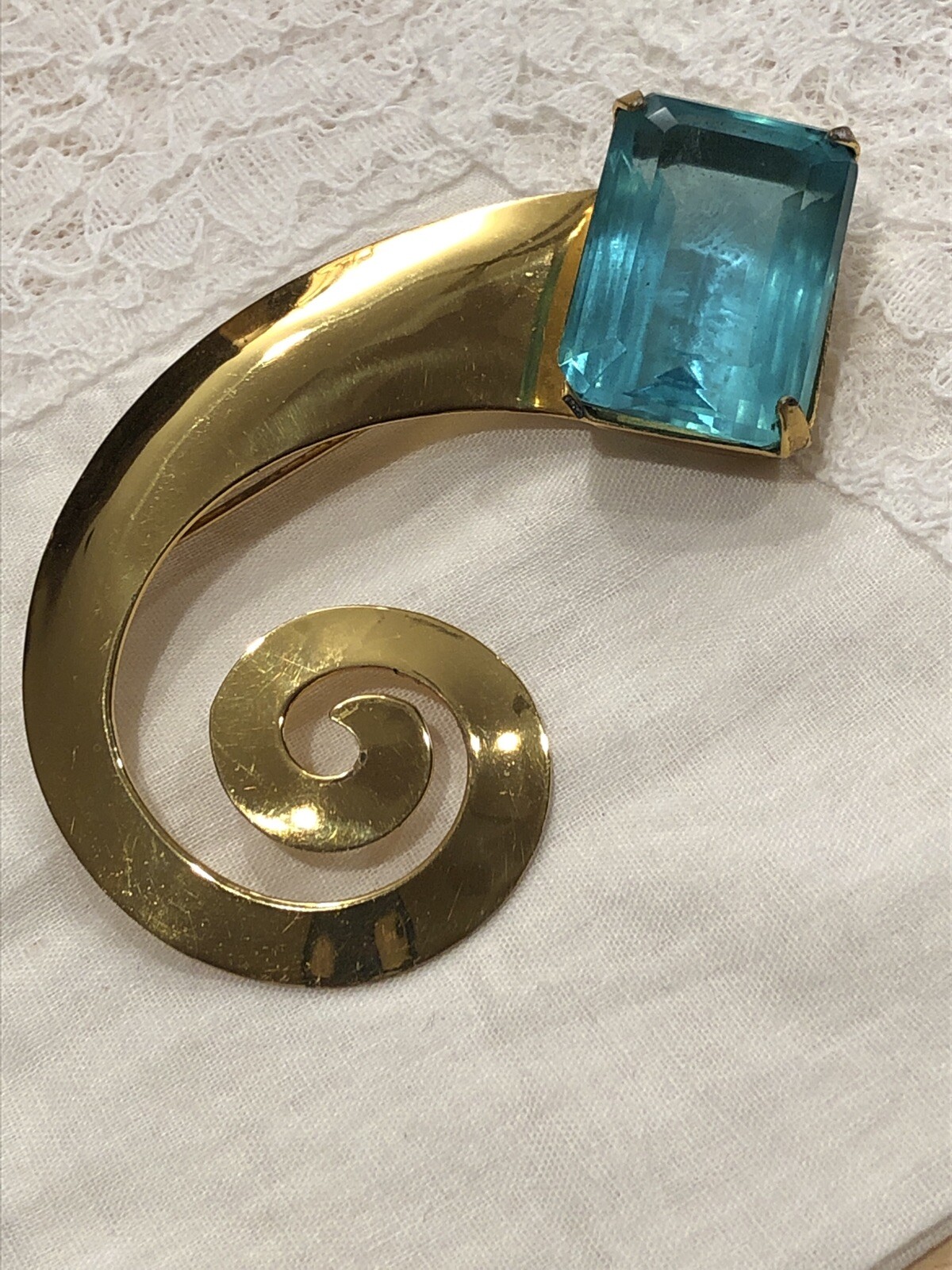 SIGNED CORO VERMEIL/STERLING LARGE AQUA RHINESTONE SWIRL BROOCH- MINTY CONDITION