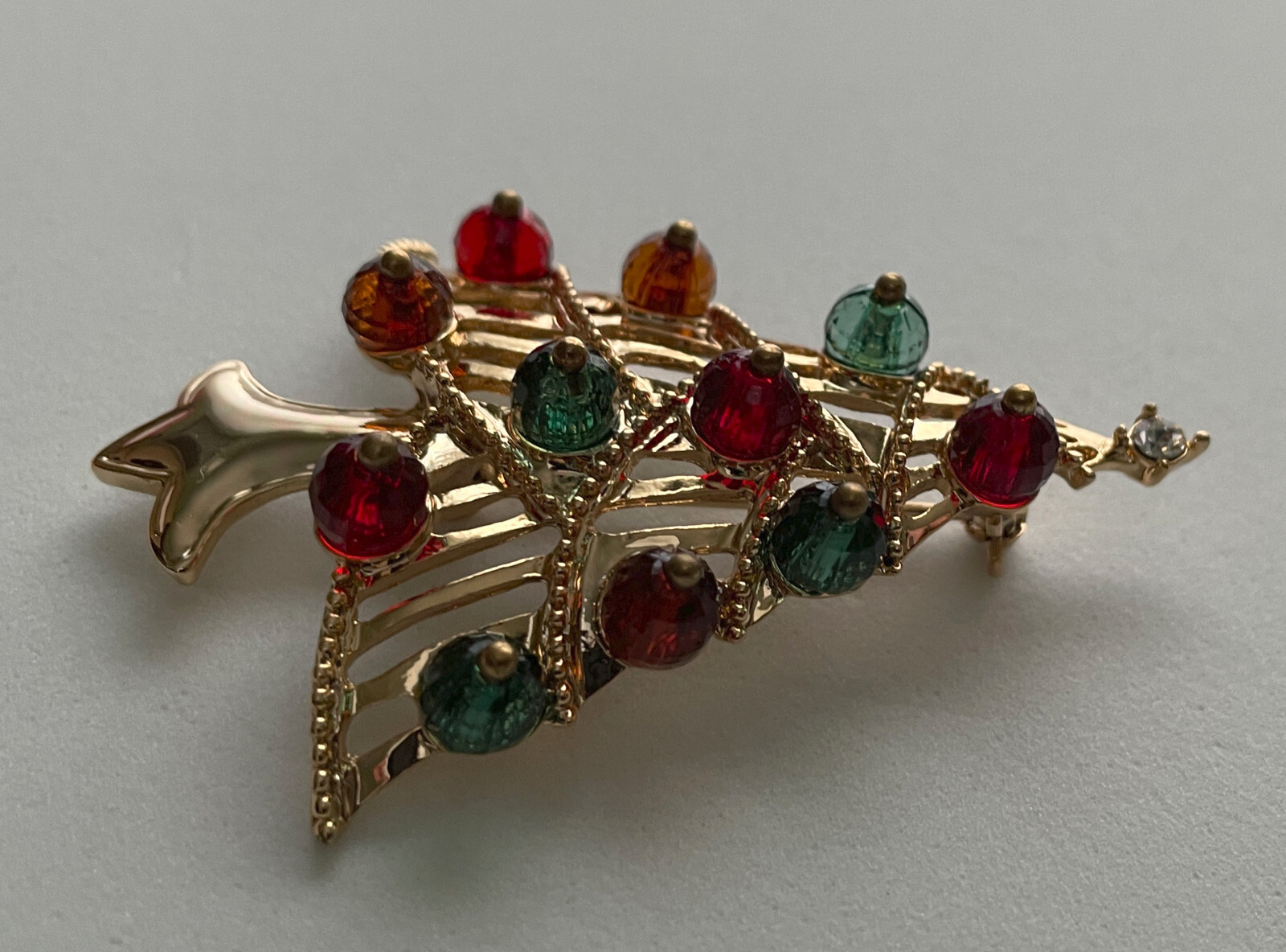 VINTAGE TRIFARI CHRISTMAS TREE PIN BROOCH GOLD GREEN RED BEADS BOOK PIECE HTF 38