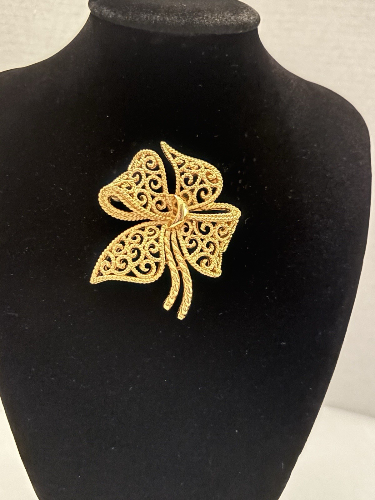 Vintage Crown Tifari Signed Gold Tone Filigree Bow Brooch Openwork Ribbon Bow