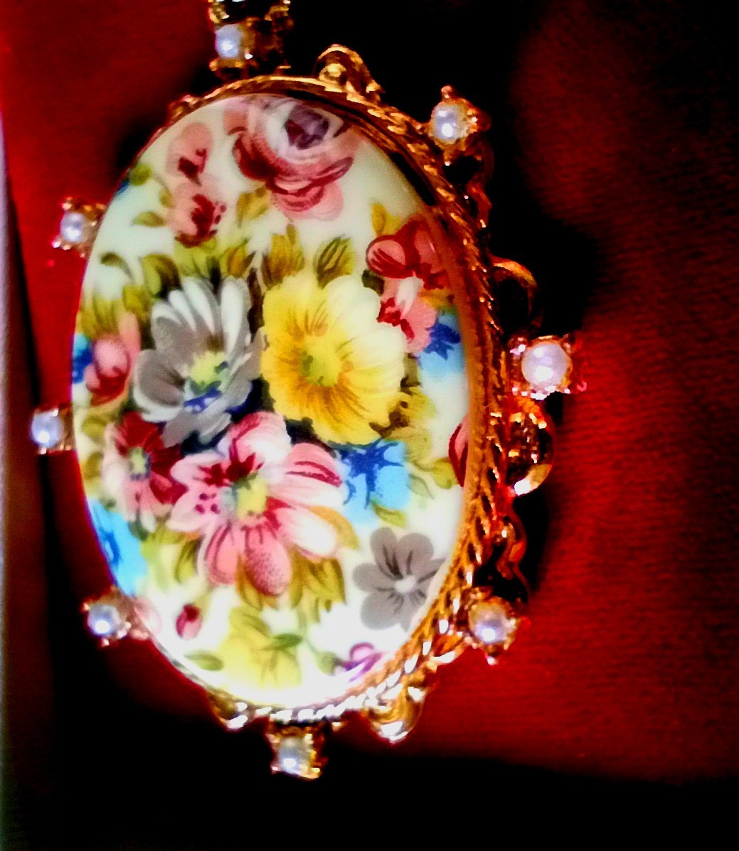 Vintage MIXED JEWELRY “HEARTS AND FLOWERS” PENDANTS ,BROOCHES, NECKLACE,RINGS.