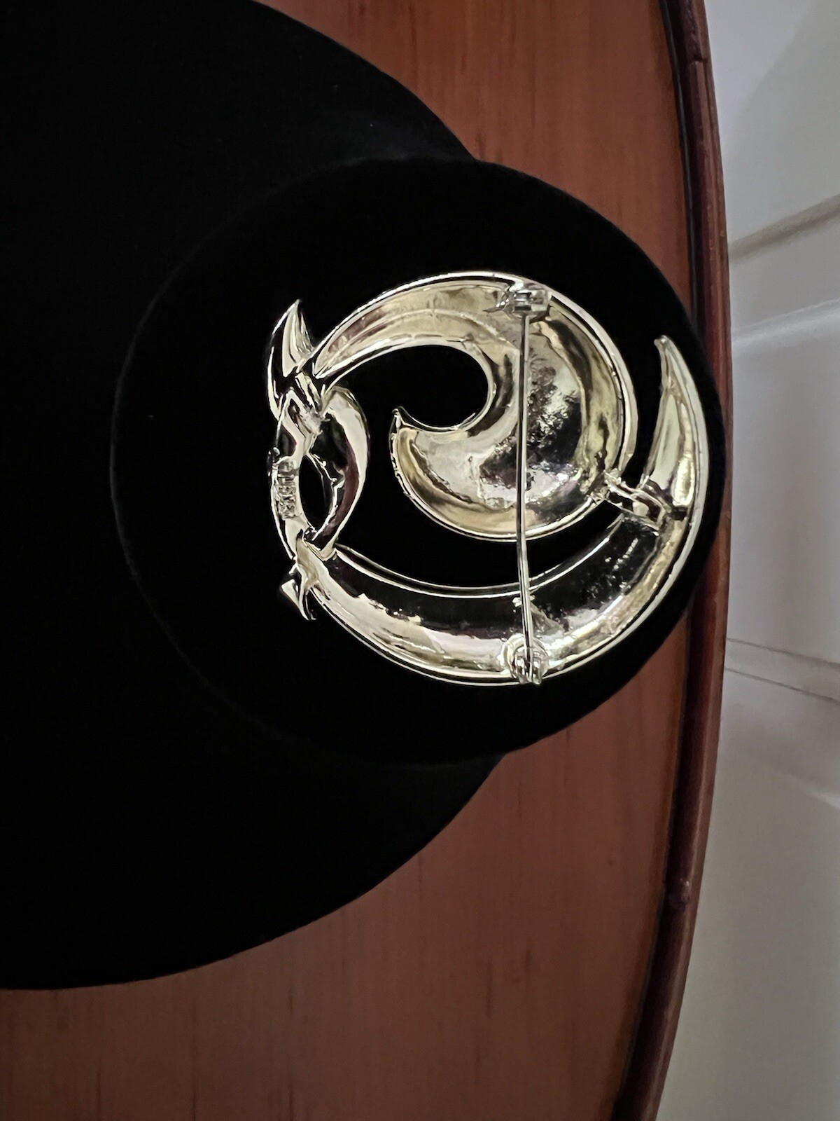 Vintage Lisner Brooch Gold Tone Geometric Swirl Ribbon Mid-Century Modern Signed