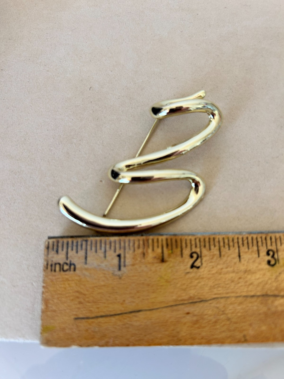 80s Scroll Swirl Ribbon Brooch Pin Gold Tone 2.5″ Length Shinny