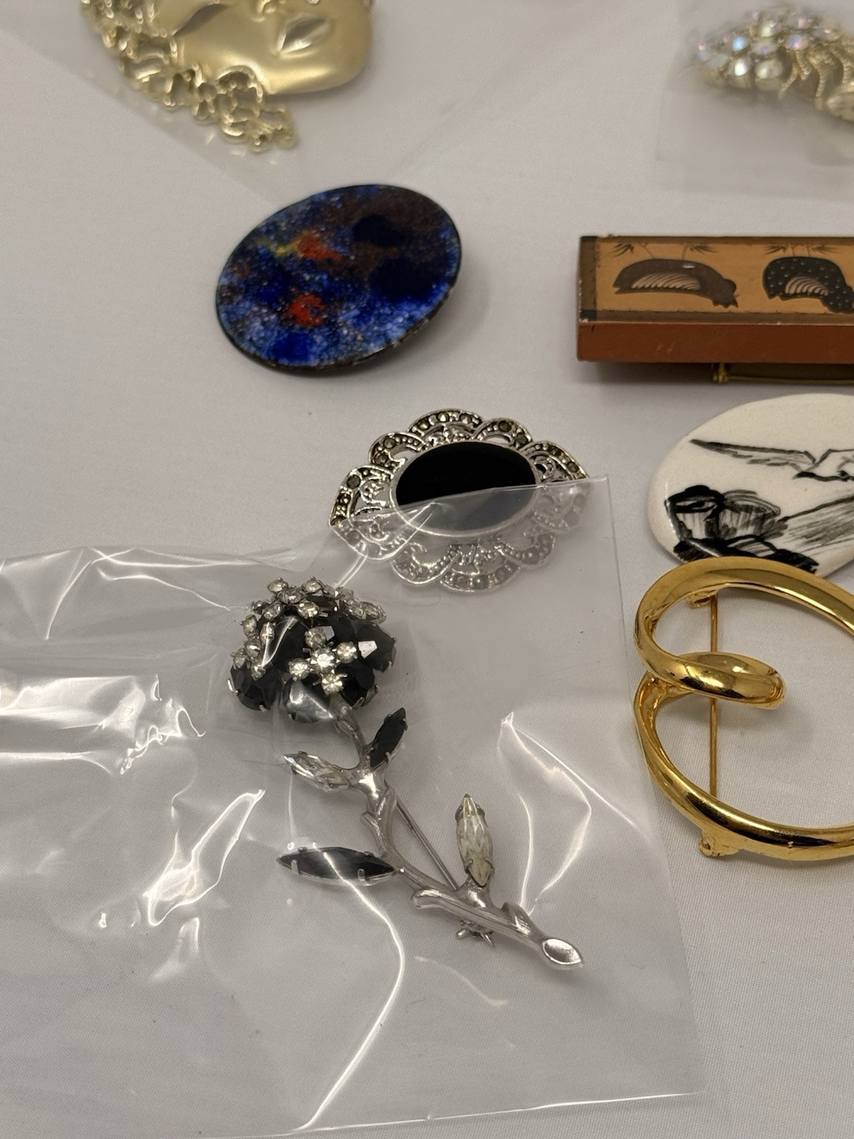Lot Of 14 Brooches Flower Hearts Wood Rhinestone Brooch Pin Set
