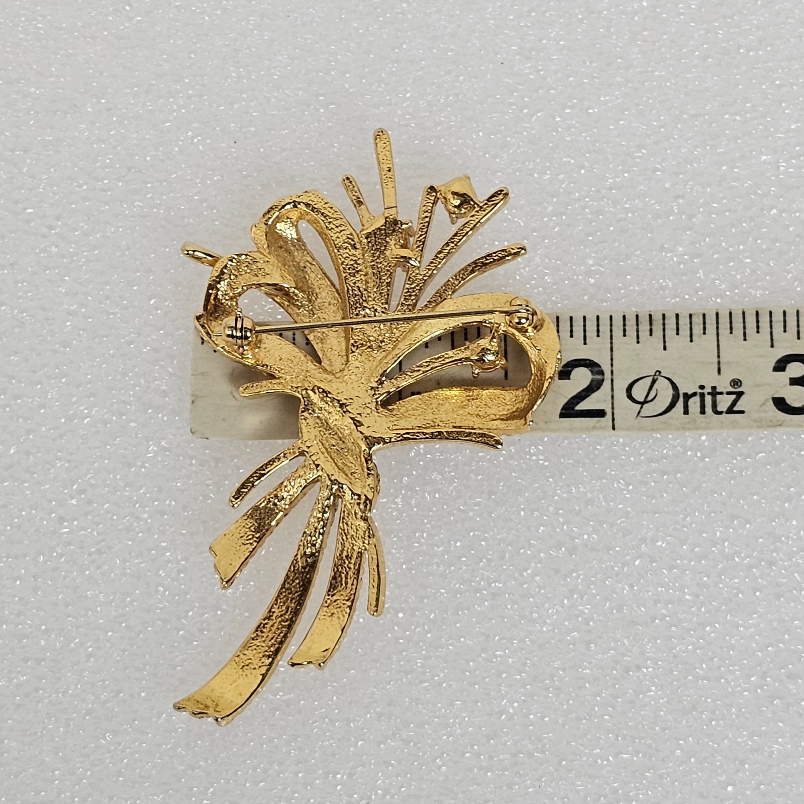 Vtg Gold Tone Textured Clear Crystal Rhinestone Brooch Pin Bouquet Ribbon Floral