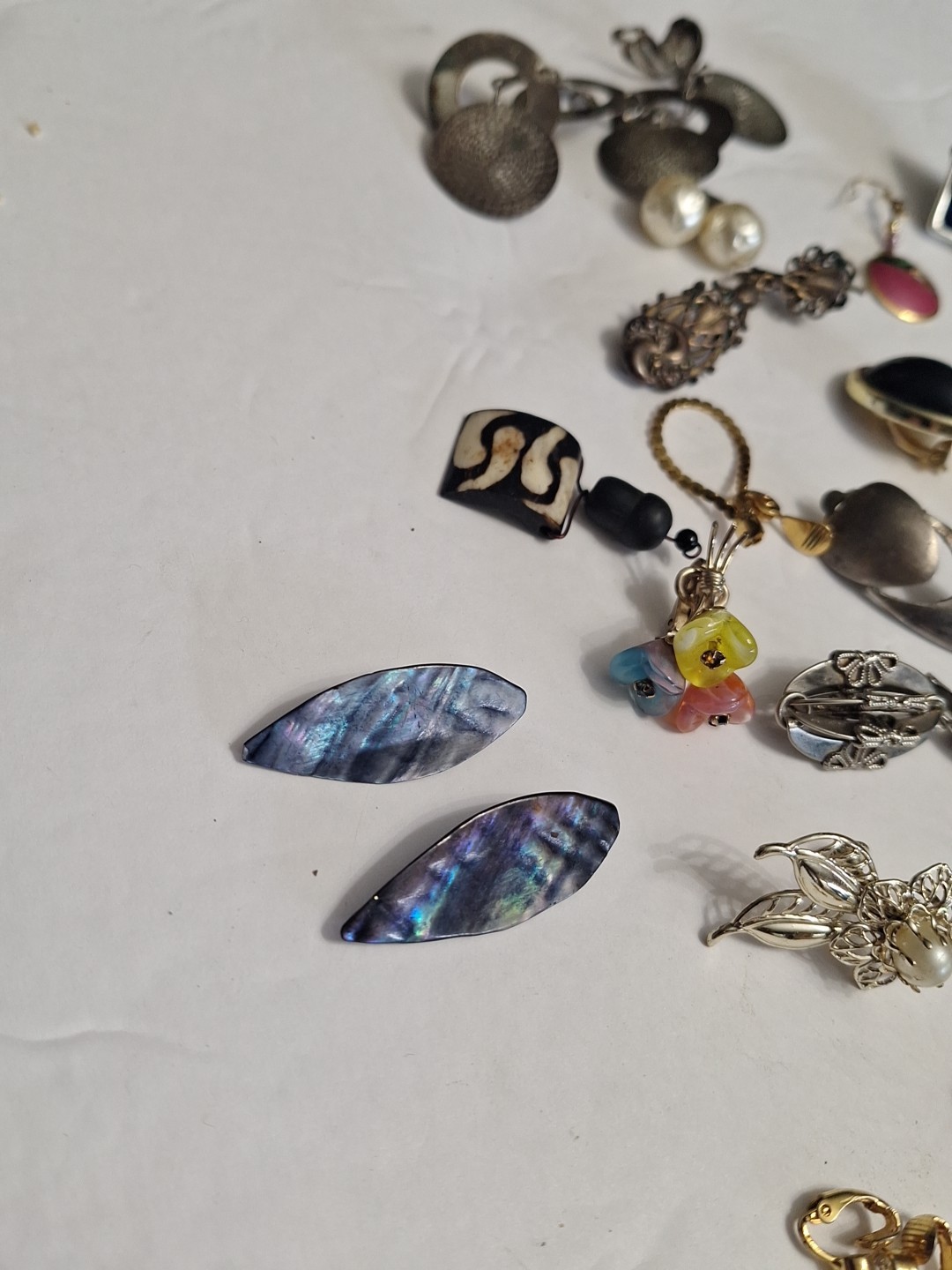 Costume Jewelry Earring Lot 40 pc pre-owned SINGLES AND PAIRS. AS IS . JZ