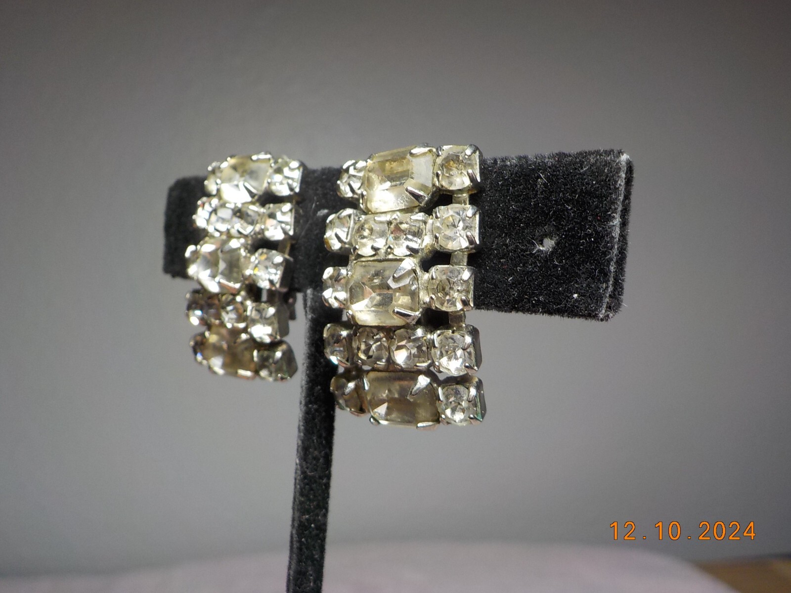 VINTAGE CLEAR RHINESTONE CLUSTER CLIP-ON EARRINGS W/EMERALD/ROUND CUT STONES