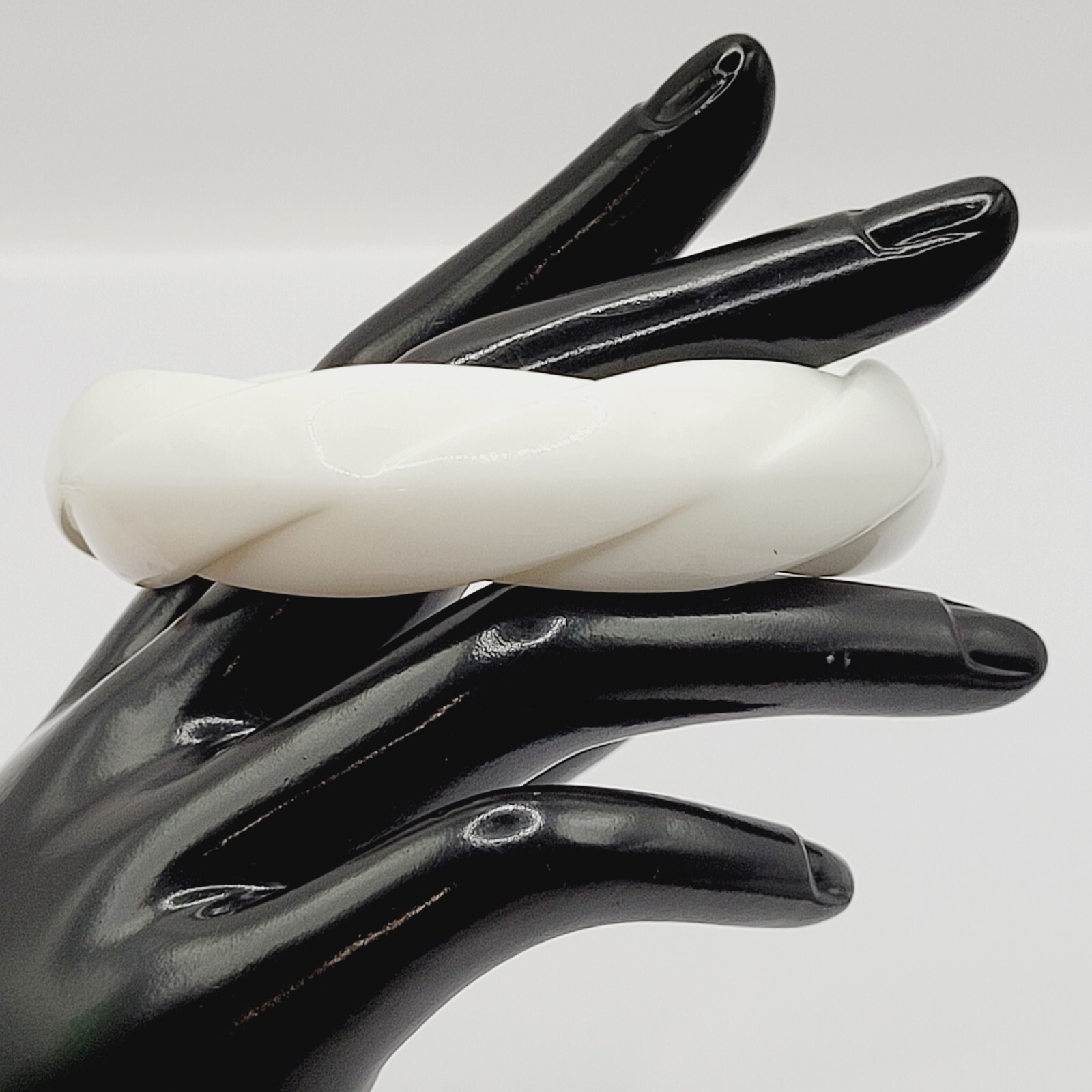 White with Twisted Wrap Design Style Resin Bangle Bracelet Retro Vintage 1980s