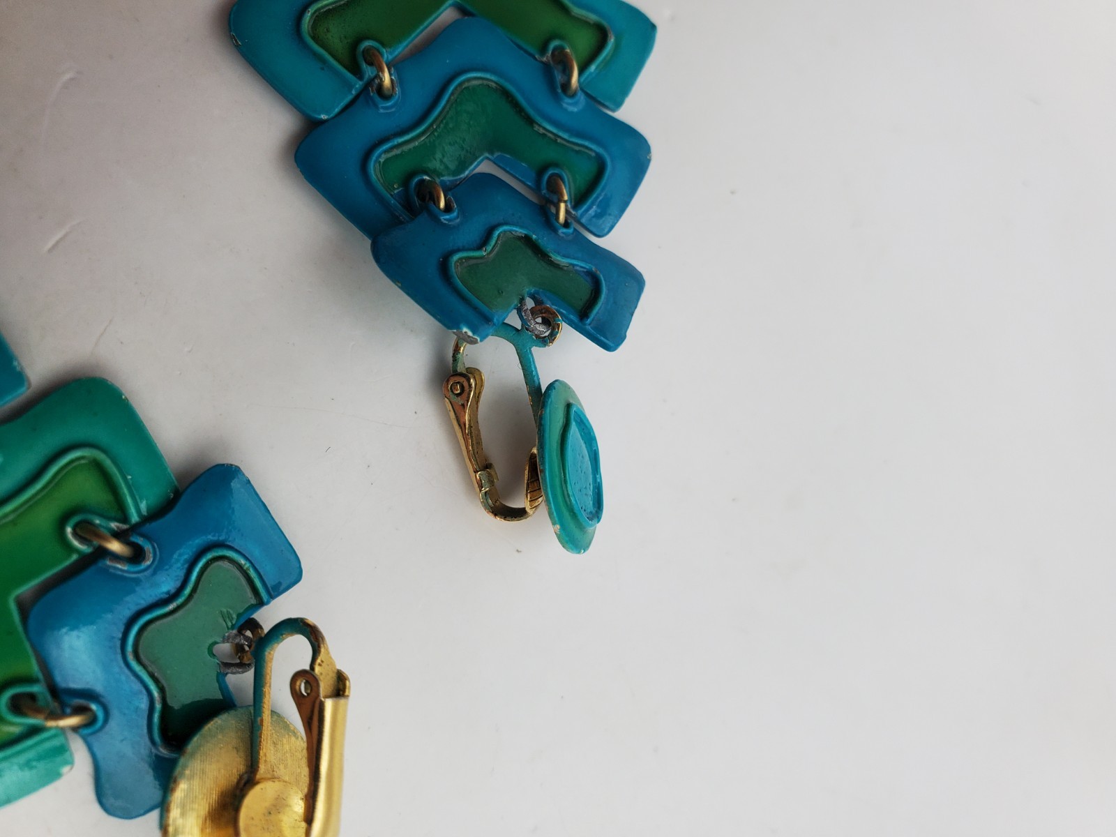 Vintage Green Teal Clip Ons Chandelier Dangle Hippies Earrings MCM 2.5″ Vivid