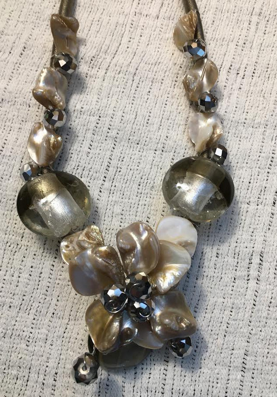 VINTAGE SHELL & ACRYLIC FLORAL NECKLACE