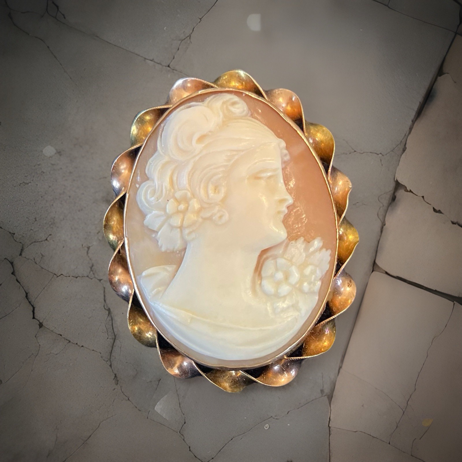 10k Yellow Gold Hand Carved Conch Shell Cameo Woman Facing Right Brooch Pendant