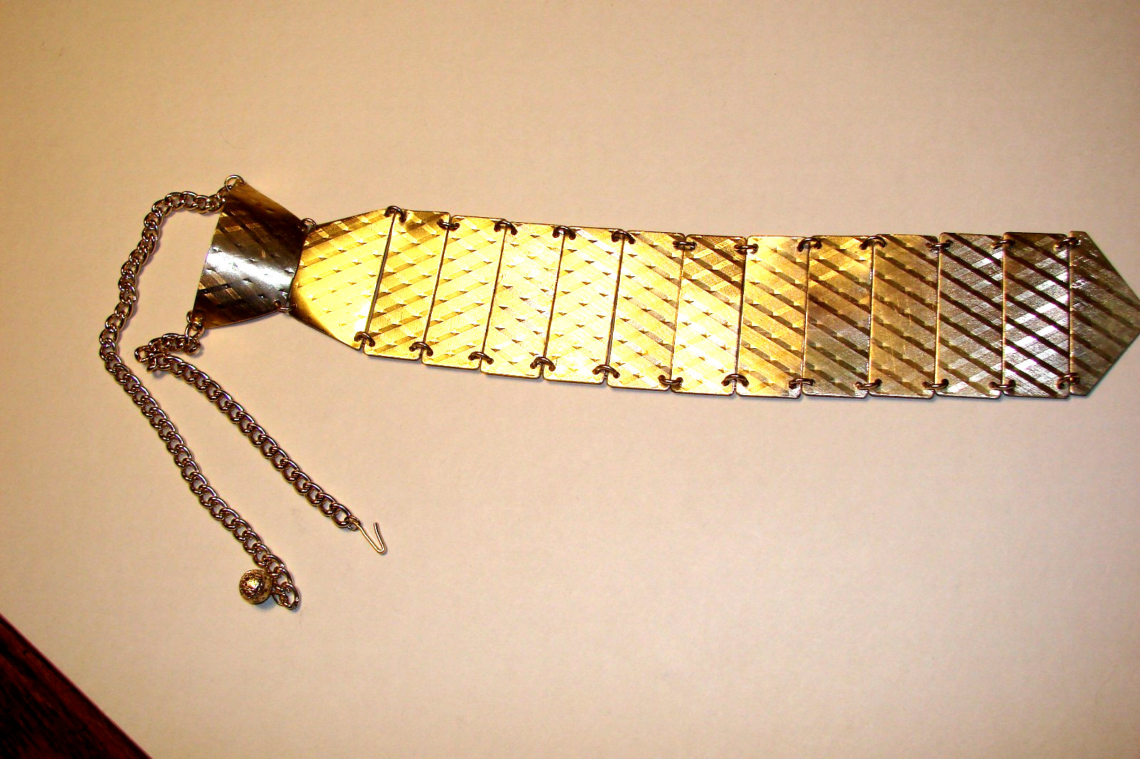 VINTAGE FUN MOD MID CENTURY GOLD ALUMINUM DISCO NECK TIE NECKLACE HONG KONG