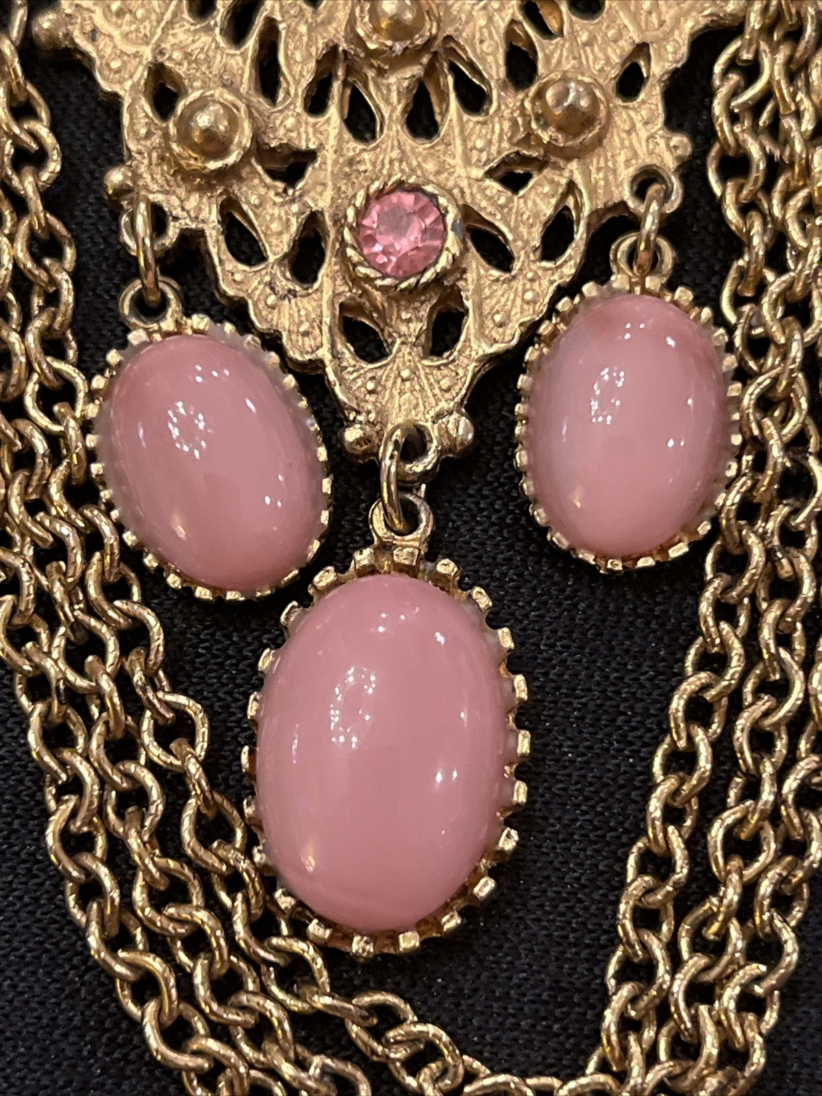 Vintage Pink Gripoix Glass Cabochon Dangle Drop Ornate Pendant Necklace Gold