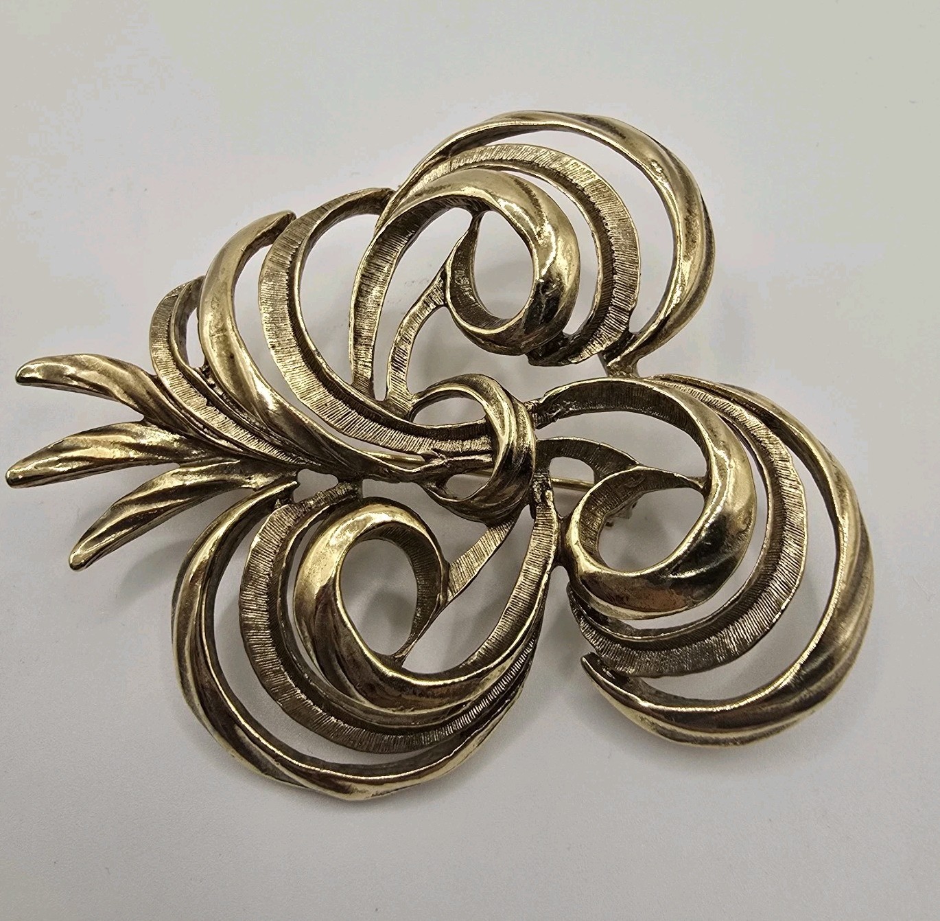 Vtg Gold Tone Swirl Ribbon Floral Brooch Large Statement Pin Textured Openwork