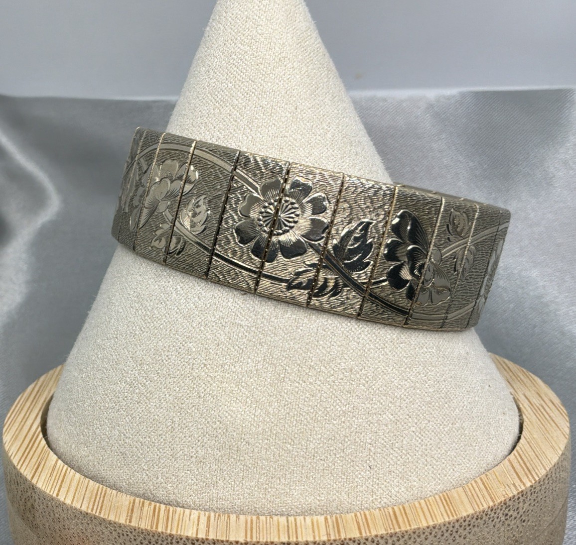 Vintage Floral Etched Panel Link Mesh Back Gold Tone Bracelet 7.25″