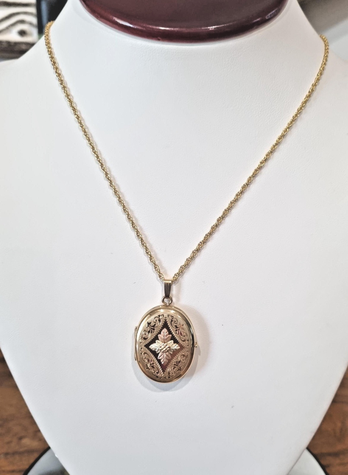 Vintage 14k Gold Fill Locket Black Hills 10k 12k Gold 4 Photo USA made See video