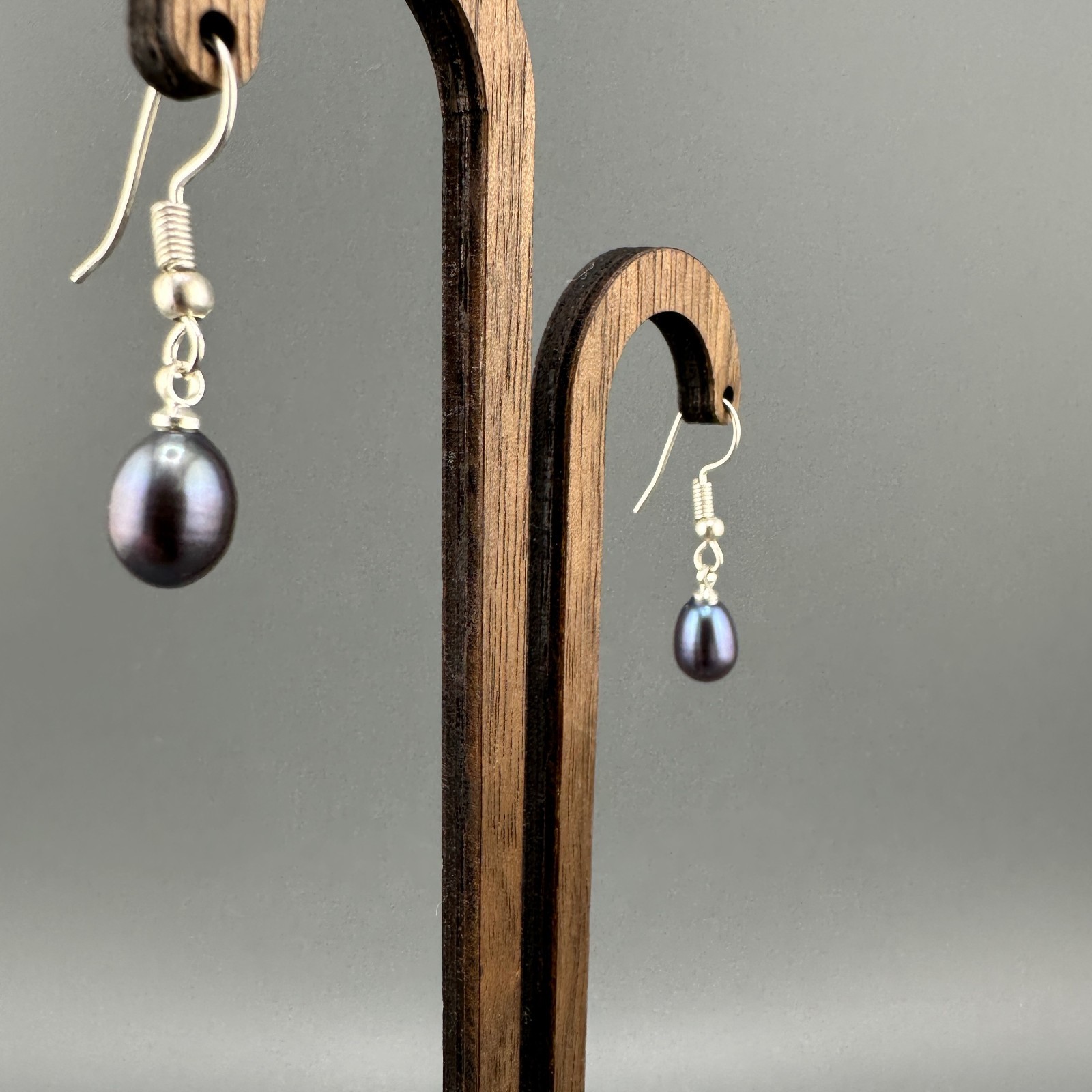 Vintage Black Tahitian Pearl Earrings Oil Slick Dangle Silvertone Purple Peacock