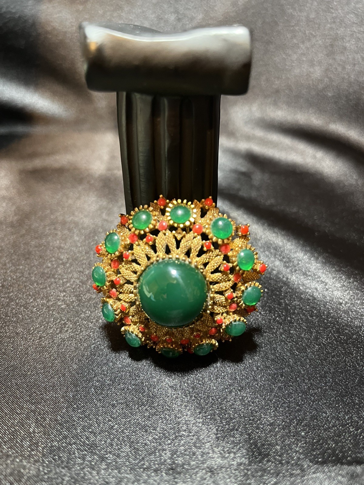 Vintage Signed SPHINX Gripoix Cabochon Peking Glass Brooch