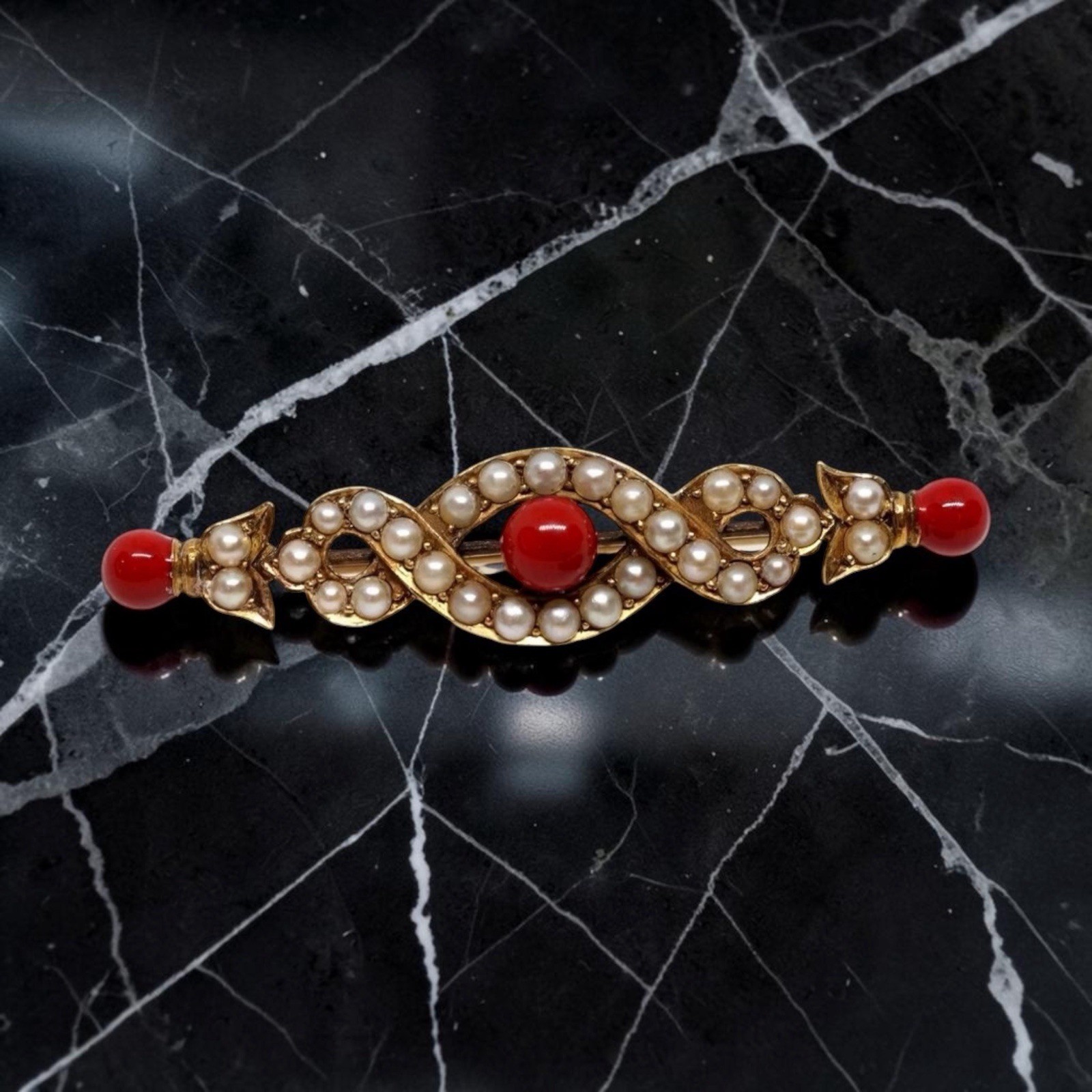 ANTIQUE 15K GOLD, SEED PEARL & CORAL RED ENAMEL KNOT BAR BROOCH c1890 VICTORIAN
