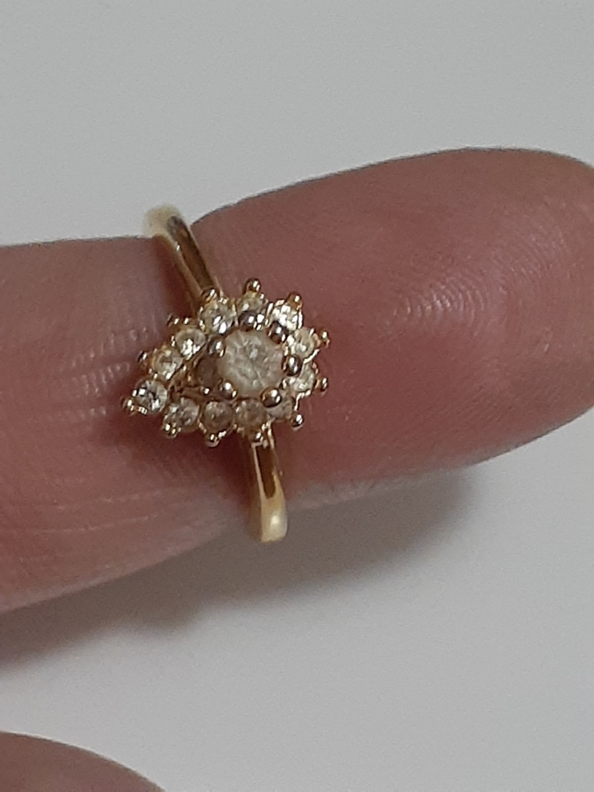 18K HGE prong set clear stone cluster ring, rosette, teardrop shape. Size 6