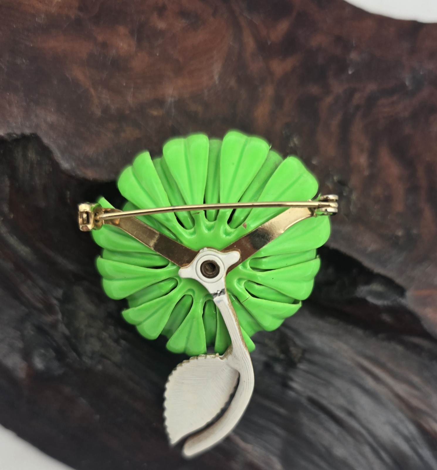 Vintage Retro Mod 60s Lime Green Enamel Metal Flower Pin Brooch